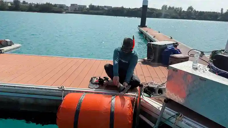 シュノーケリングのフィン装着