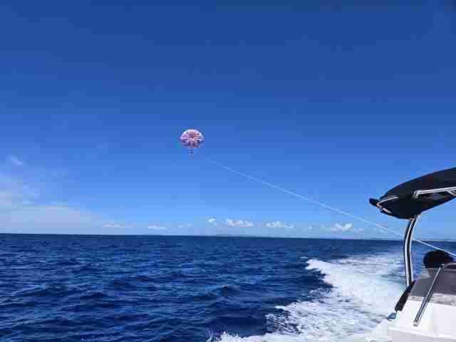 青空でパラセーリングが飛んでいる-画像