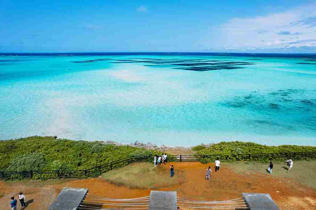 岡から見えるブルーの綺麗な海の画像