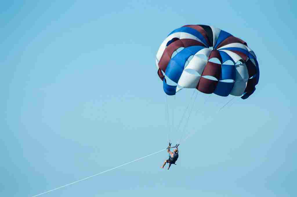 青空の中フライト中のパラセーリングの画像