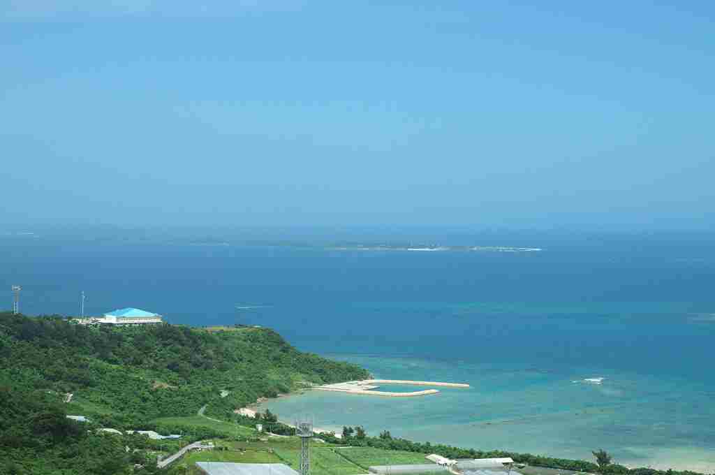 遠目に見える綺麗な海の画像