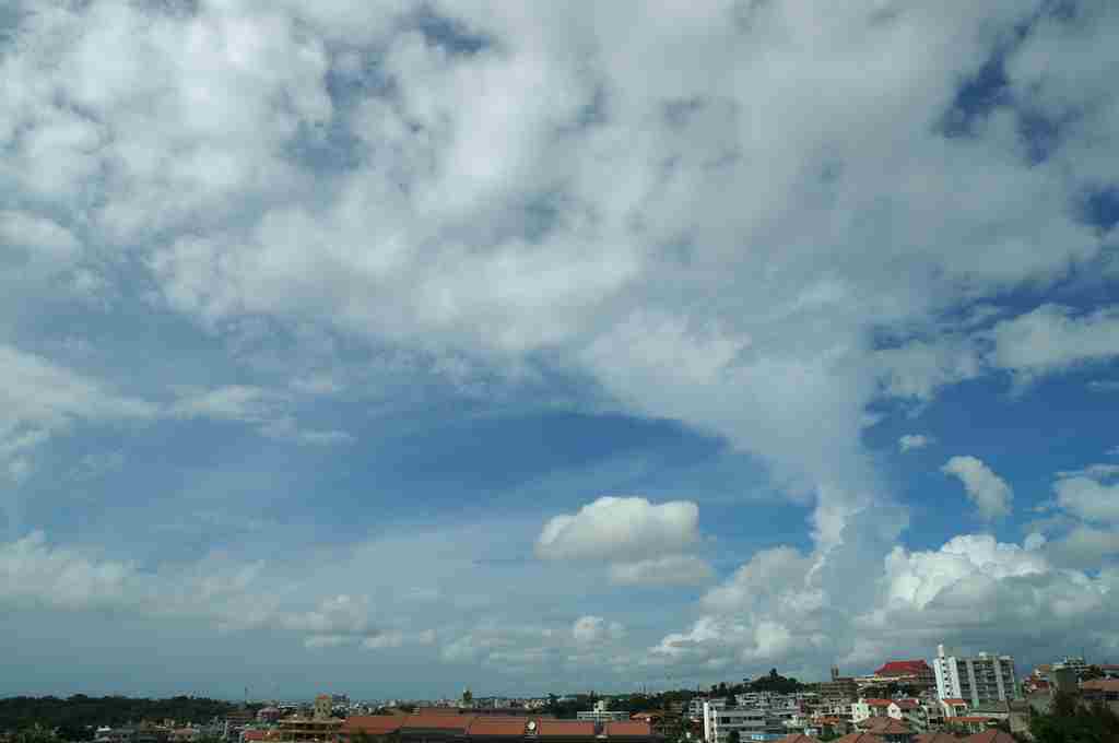 雲がかかった青い空の画像