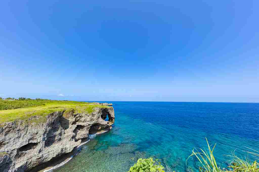 沖縄の断崖絶壁の絶景の画像