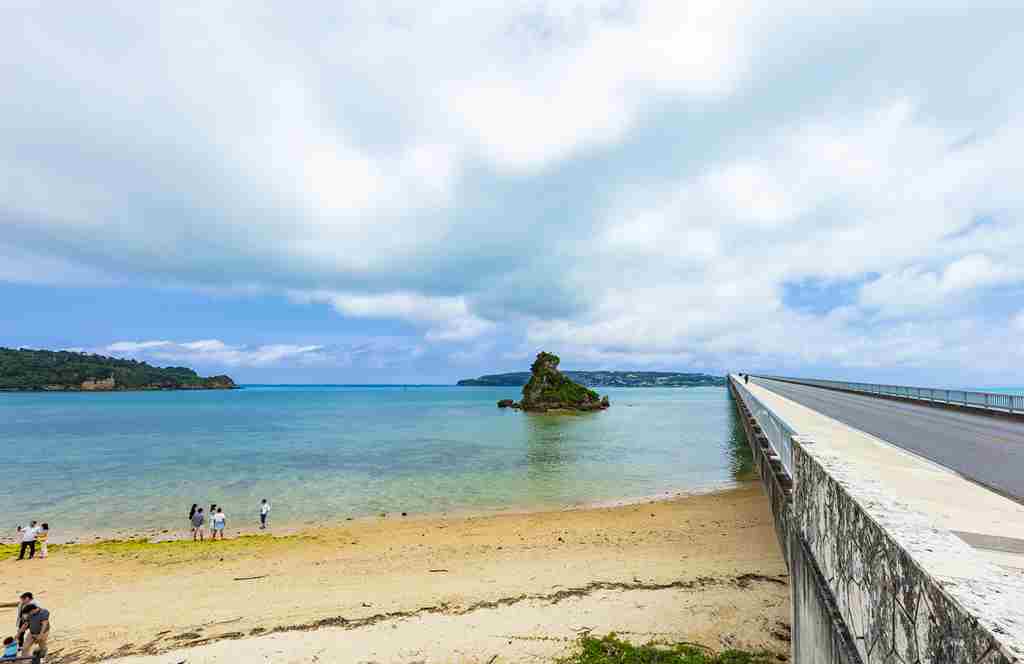 沖縄の離島に橋が架かっている画像