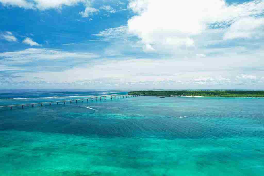 伊良部大橋を背景にグリーンの綺麗な海の画像