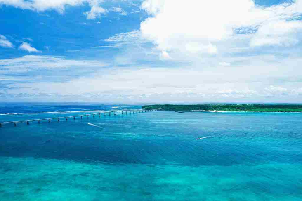 伊良部大橋を背景にエメラルドグリーンの綺麗な海の画像