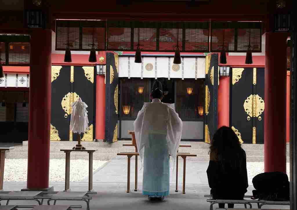 神社にて神主が厄払いをしているイベント　画像