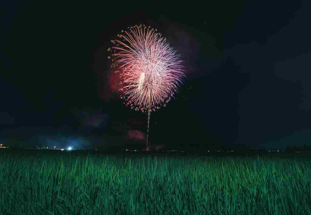 イベントであがっている大きな花火の画像