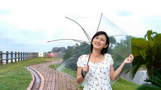 雨の日でも快適！宮古島でおすすめのファッションとアイテムで女性傘をさしている画像