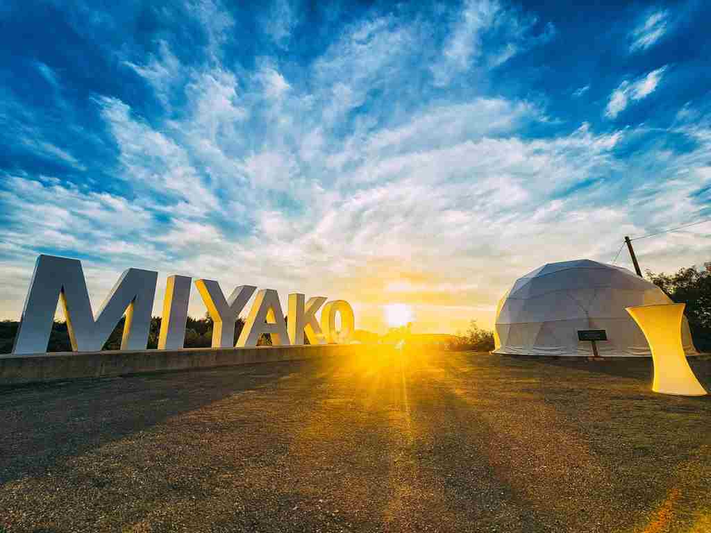 背景はサンライズでイベント使われそうな施設の画像